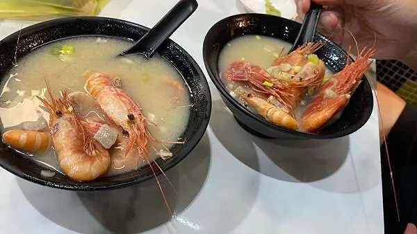 屏東東港必吃三大美食【東港銅板美食】東港華僑巿場/守席海鮮丼專門店50元海鮮湯/10元瑞字號旗魚黑輪/東隆堂龜零膏