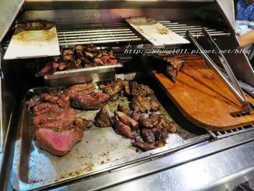 大口吃肉，桌邊現切..    吃飽飽才准離開!!!   ..著火的牛阿根廷烤肉~              