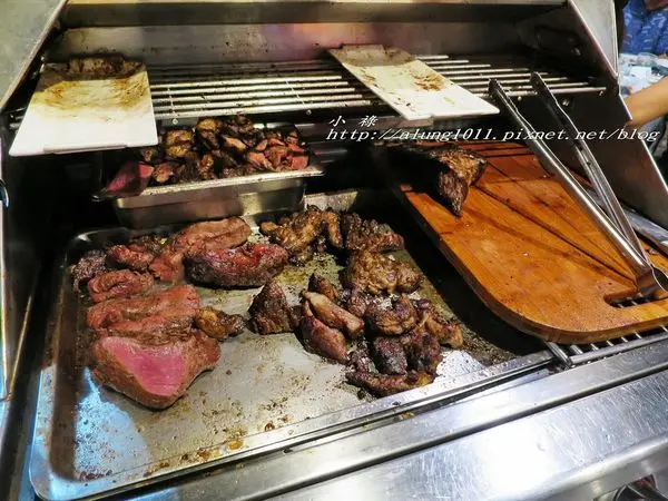 大口吃肉，桌邊現切..    吃飽飽才准離開!!!   ..著火的牛阿根廷烤肉~              