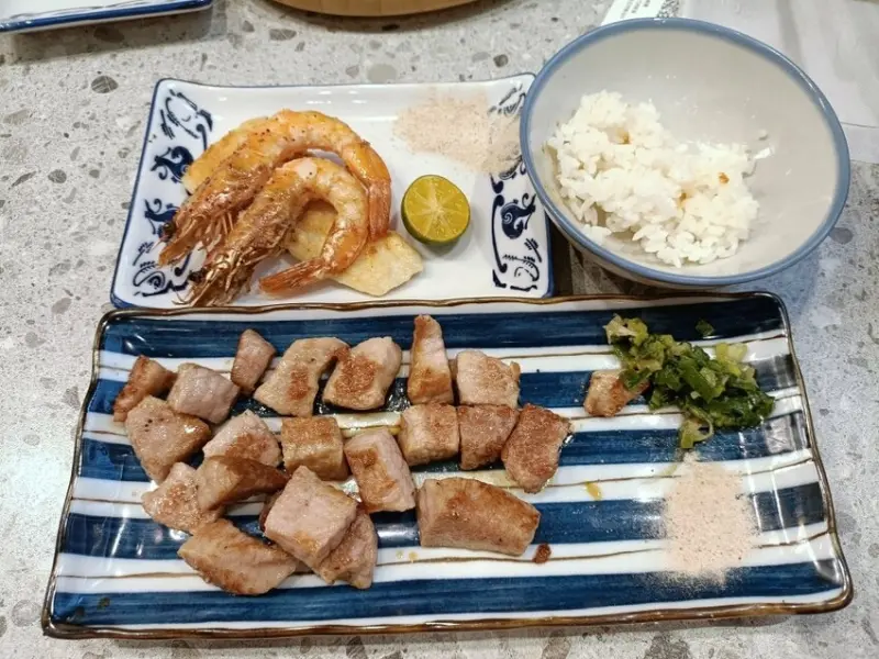 台北市大安區台北忠孝復興美食|就饗鐵板燒-台北忠孝東店。內用享現炒蔬菜、白飯、湯品、飲料、霜淇淋無限享用!