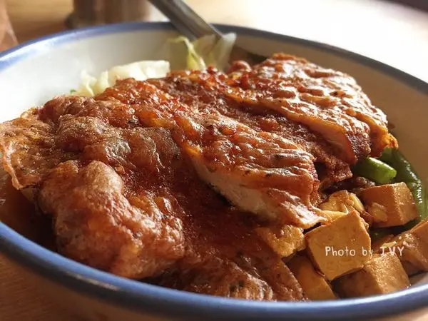 【新北三峽區】這又酥又脆又香又厚的古早味黑豬肉排骨，遠超過正忠排骨的美味程度!!!來到三峽老街不要再只買金牛角了，記得來這品嚐一碗排骨飯吧 || 東道飲食亭