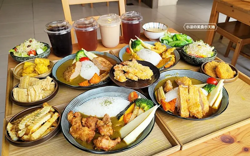 咖哩控注意！！只要百元就能吃到手作濃郁炸物咖哩系列，還有點心、小菜任你搭，就在靠山咖哩！！