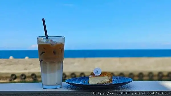 新北.石門-蔚藍海天下的金點草里驛站，草里漁港旁的景觀咖啡廳，海美、天美、咖啡也很美!