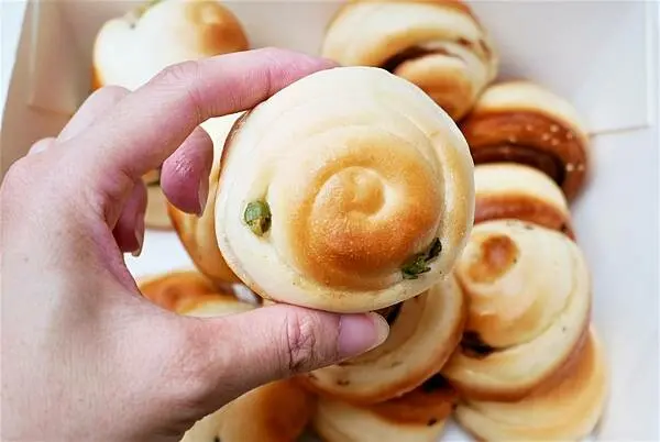 淡水美食-二良脆皮烤饅頭 淡水店，每日手擀麵團、新鮮現烤出爐烤饅頭，淡水老街美食，淡水伴手禮，近淡水捷運站