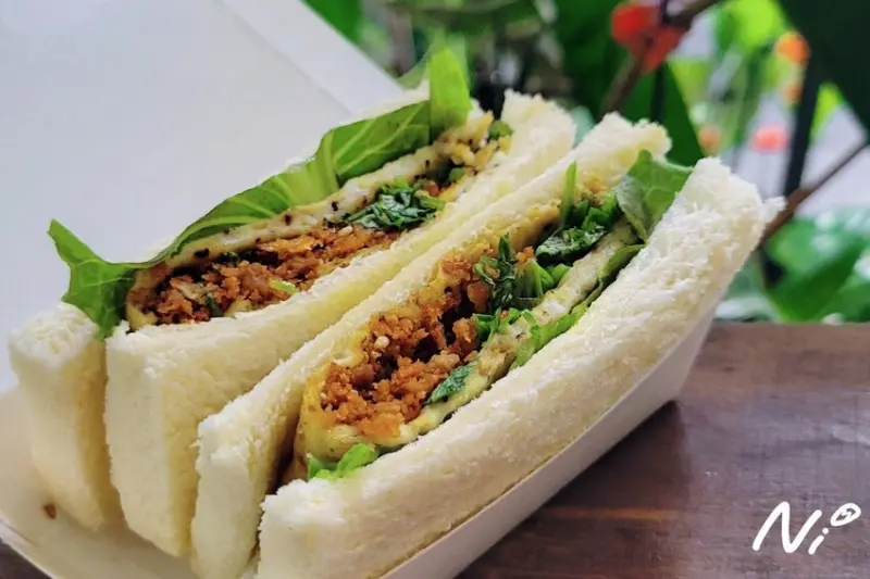 [嘉義東區]懶的想早餐。「新上市」滿滿香菜和香菜酥煎蛋烤三明治! #東市場早餐