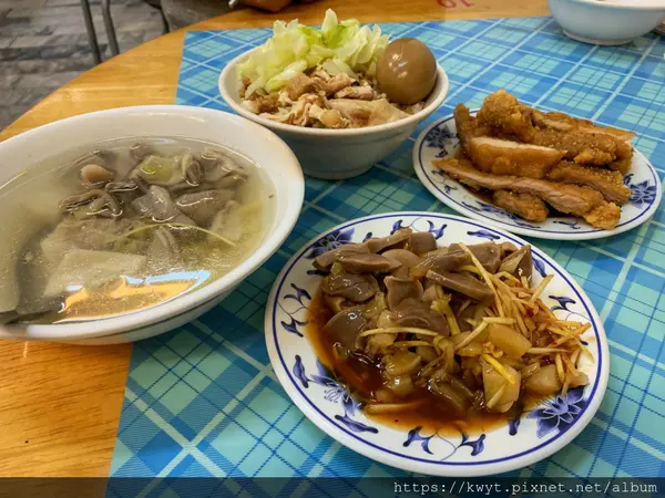 【高雄。美食】黃家飯館。旗山在地美食，從小吃到大的美味，必點排骨飯，銅板價小吃就在這裡吃！｜附菜單
