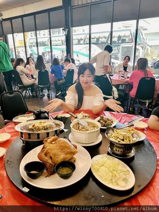 宜蘭縣五結鄉宜蘭/五結「百匯窯烤雞海鮮快炒餐廳」二連霸榮獲十大好食餐廳、評審米其林主廚江振誠、窯烤雞、五更腸旺！