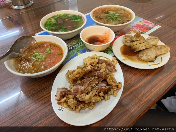 【高雄。美食】榮記肉圓。旗山必吃在地美食，煎的霸丸搭配闆嬤特調三色醬，超美味！｜附菜單