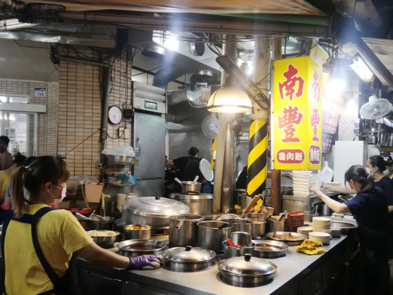 高雄苓雅—南豐魯肉飯｜包辦四餐人氣油滑魯肉飯｜苓雅夜市、自強夜市、三多商圈