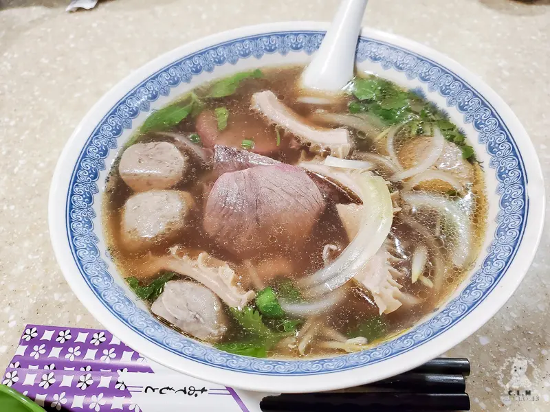 武鼎越豐｜台北信義市政府站食記｜永吉路30巷超人氣排隊美食，湯頭鮮美的越南河粉，生春捲、火車頭河粉、鮮牛肉河粉都超讚 - 卡爾茗 C.L.M.