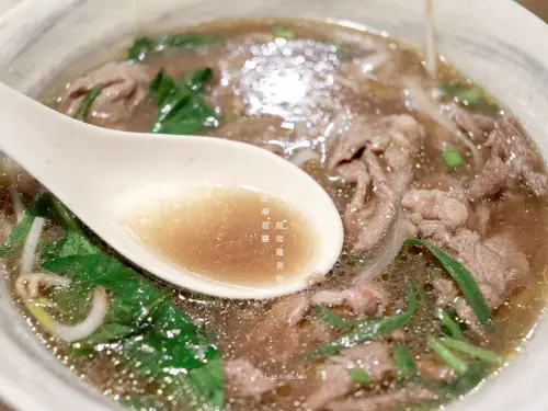 市政府平價美食|武鼎越豐越南麵食館，美味河粉飽餐不傷荷包，信義區越南菜推薦 - Lexies Blog，寫食派