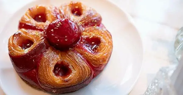 高雄美食【SS Pâtisserie 夏日天藍海岸甜點尋覓之旅⁣】精緻甜點／烘焙坊／下午茶／好吃的含苞待放／外脆內軟的可麗露／清爽好喝 夏天的形狀((附菜單 - 壽司羊 的 美食旅行