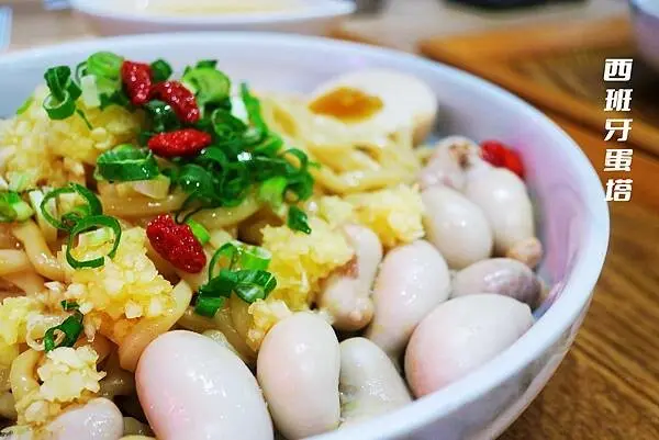 肚肚餐室 DOO DOO HUNGRY｜板橋超欠吃！顛覆你的既定印象～超狂雞佛拌麵，附湯無限供應、自助飲料喝到飽！腹肌不可愛，肚肚才重要，一吃就愛上的美味！