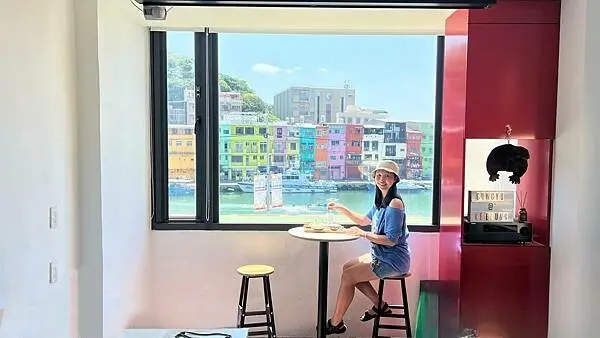 基隆正濱漁港不限時景觀餐廳！坐擁台版威尼斯海景，低消100元「GONG YU café」享受超Chill的悠閒時光。