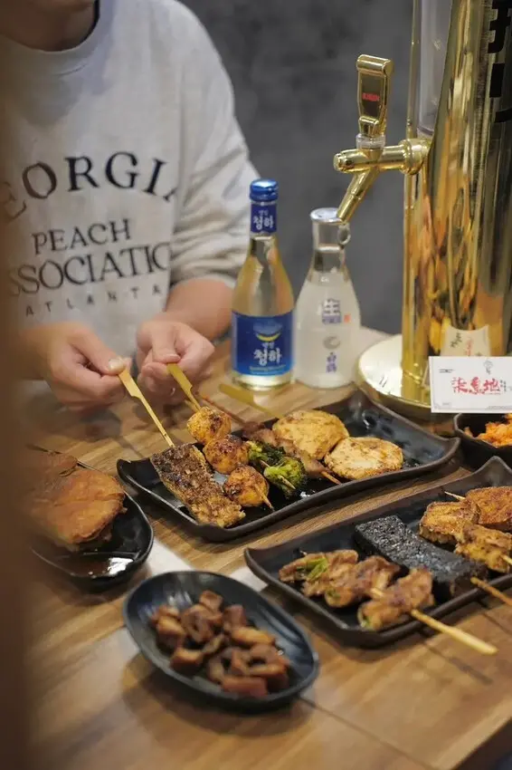 【柒息地三重蘆洲】最低19元起就能吃到高CP值串燒！先炸再烤酥脆口感搭配招牌秘醬風味，聚餐宵夜就選這間！