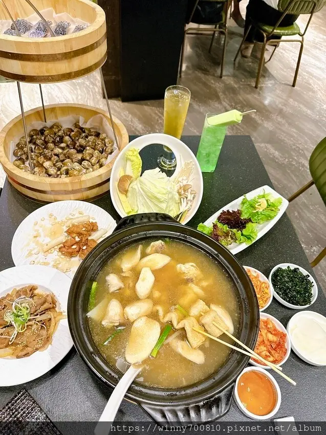 台北市信義區一秒到韓國！台北微風信義也可以吃到韓國傳統的一隻雞料理~還有超浮誇的澎派蛤蜊鍋、澎派魚肉鍋！【朋月栻-