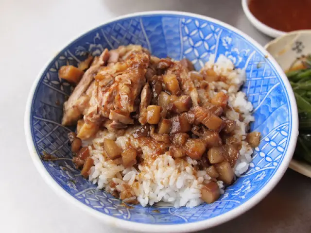 無菜單不稀奇!無店名也沒甚麼!但連招牌也沒有還可以人多到翻掉...哪招? ~ 高雄鹽埕