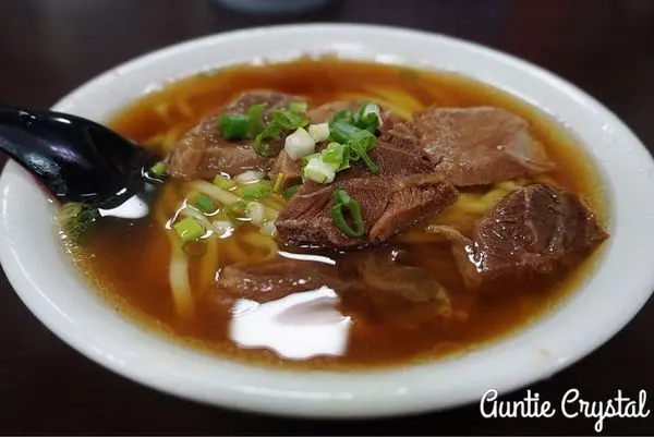 【高雄美食推薦】港園牛肉麵館 清爽紅燒湯頭麵條超咕溜 鹽埕區美味牛肉麵館老店推薦!