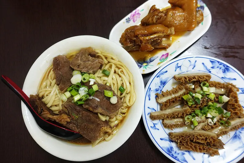 (胖樺食記)高雄鹽埕區美食「港園牛肉麵」/在地人推薦老字號排隊名店/真愛碼頭站/豬腳/完整菜單/愛河夜景/小吃
