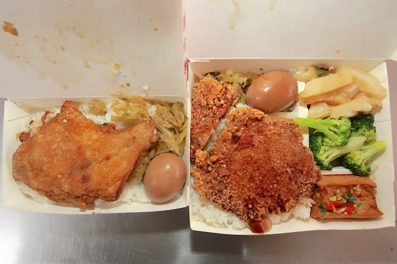 吃。高雄|鹽埕區。超過50年的老店，用餐時間人潮滿滿，餐點偏古早味定價偏貴「阿英排骨飯」。