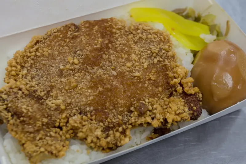 高雄美食 -  鹽埕阿英排骨飯 x 55年的傳香排骨