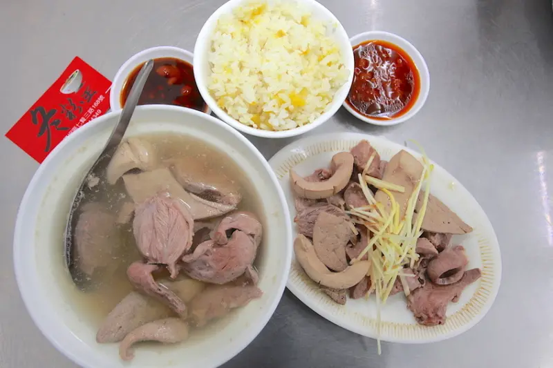 吃。高雄|鹽埕區。韓國瑜市長推薦。藝人曾寶儀念念不忘。近50年的老店，用餐時間人潮滿滿，非常美味價錢偏貴「冬粉王」。