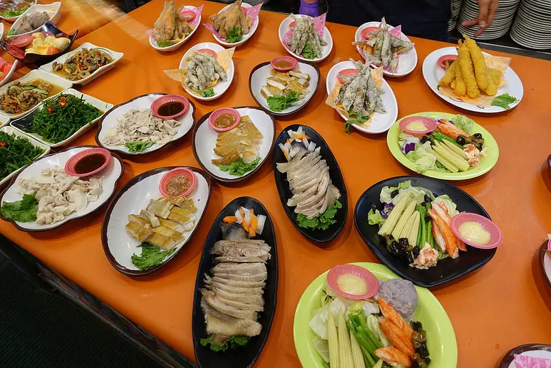 (胖樺食記)高雄旗津平價高CP值必吃海產「萬三小吃部」/各式熱炒烤物/紅茶白飯無限續