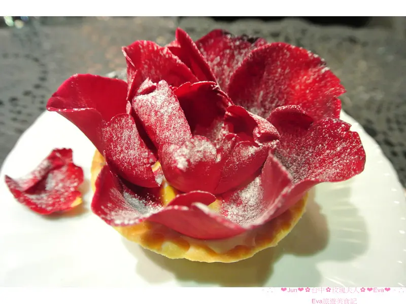 【食記】oO。台中　玫瑰夫人TopCity台中大遠百分店 (Madam Rose)　嗡嗡嗡，嗡嗡嗡，我要當蜜蜂去吃花囉！居然有可以吃的玫瑰花甜點？！玫瑰花塔是用真的玫瑰花做成的喲！（內有一連串玫瑰塔寫