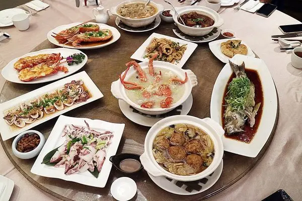 秋意將近【漢來福園海鮮台菜餐廳】推出超高CP值得海味雙饕＊嚴選澳洲水姑娘龍蝦搭配蘇澳船凍小卷，鮮美上桌！讓台菜餐點帶有多重風味！