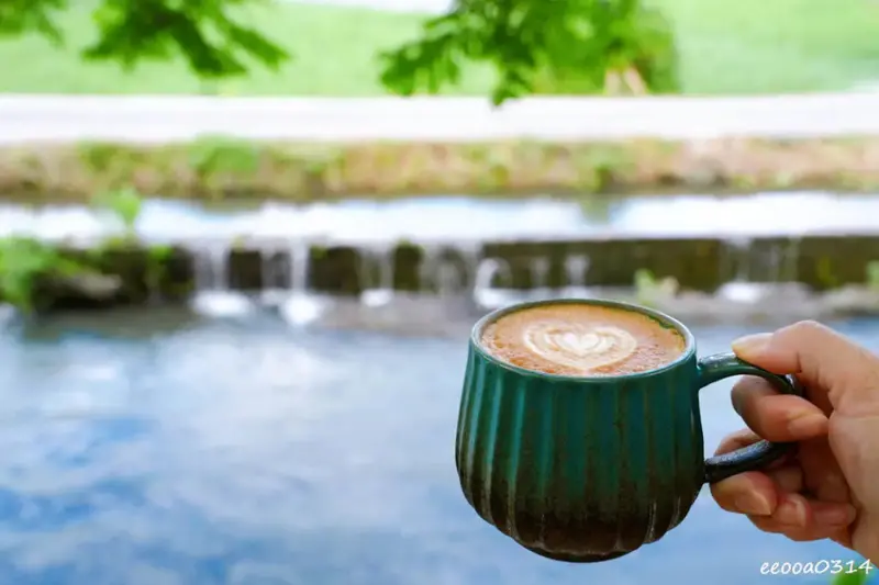 宜蘭員山咖啡「北后寺・聽水咖啡」，潺潺流水美景相伴，順遊絕美