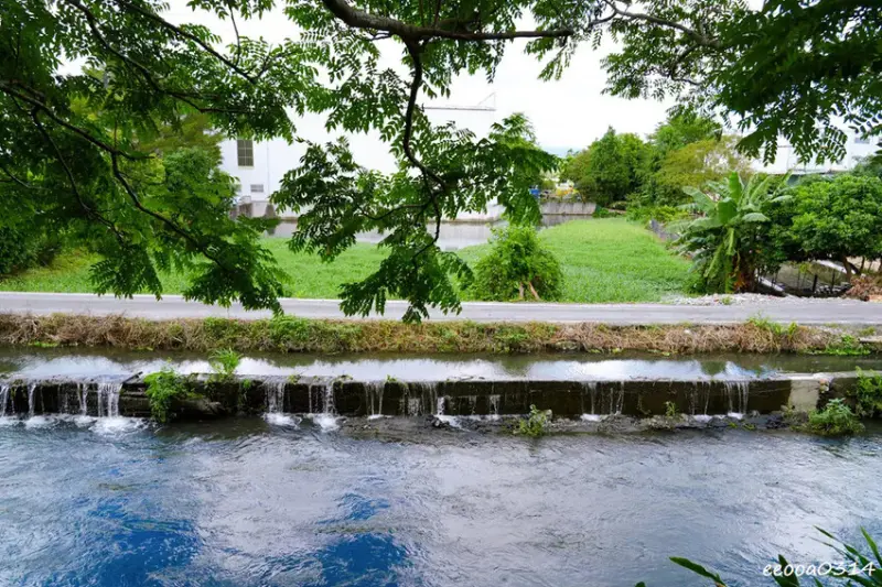 宜蘭咖啡廳「北后寺・聽水咖啡」，潺潺流水美景相伴，順遊絕美禪