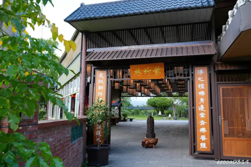 宜蘭咖啡廳「北后寺・聽水咖啡」，潺潺流水美景相伴，順遊絕美禪