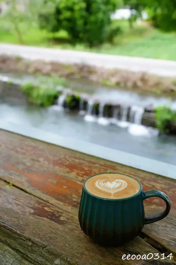 宜蘭咖啡廳「北后寺・聽水咖啡」，潺潺流水美景相伴，順遊絕美禪