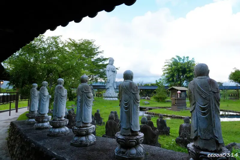 宜蘭咖啡廳「北后寺・聽水咖啡」，潺潺流水美景相伴，順遊絕美禪