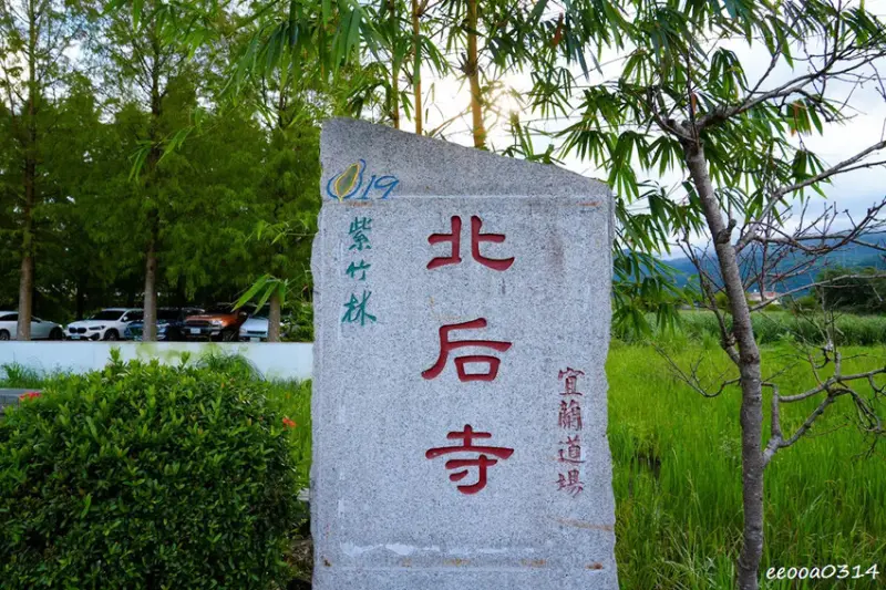 宜蘭咖啡廳「北后寺・聽水咖啡」，潺潺流水美景相伴，順遊絕美禪