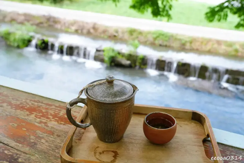 宜蘭咖啡廳「北后寺・聽水咖啡」，潺潺流水美景相伴，順遊絕美禪