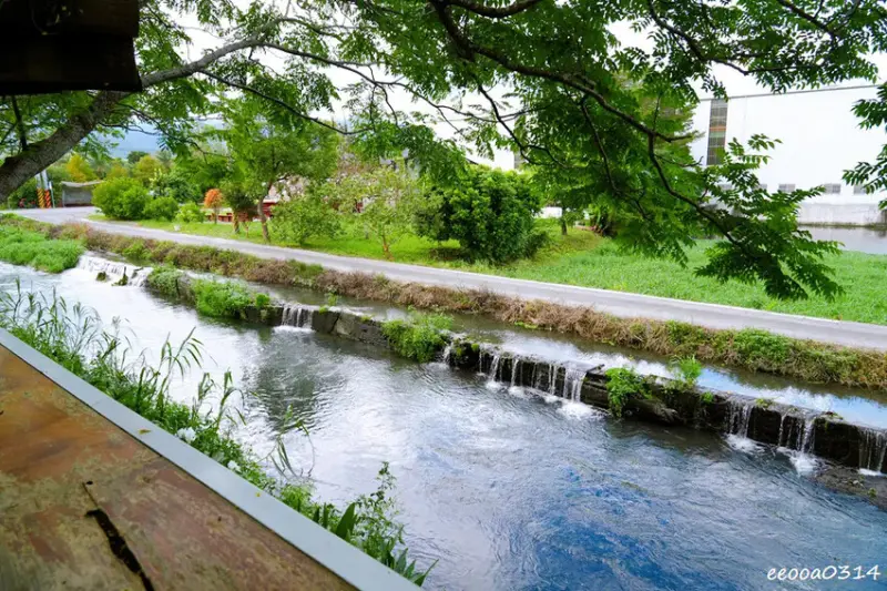 宜蘭咖啡廳「北后寺・聽水咖啡」，潺潺流水美景相伴，順遊絕美禪