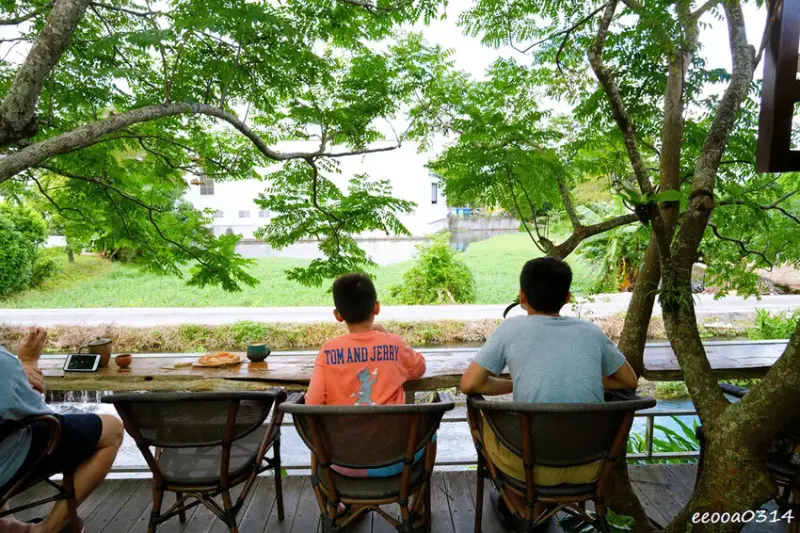 宜蘭咖啡廳「北后寺・聽水咖啡」，潺潺流水美景相伴，順遊絕美禪