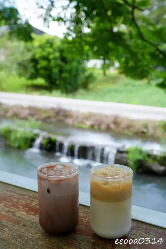 宜蘭咖啡廳「北后寺・聽水咖啡」，潺潺流水美景相伴，順遊絕美禪