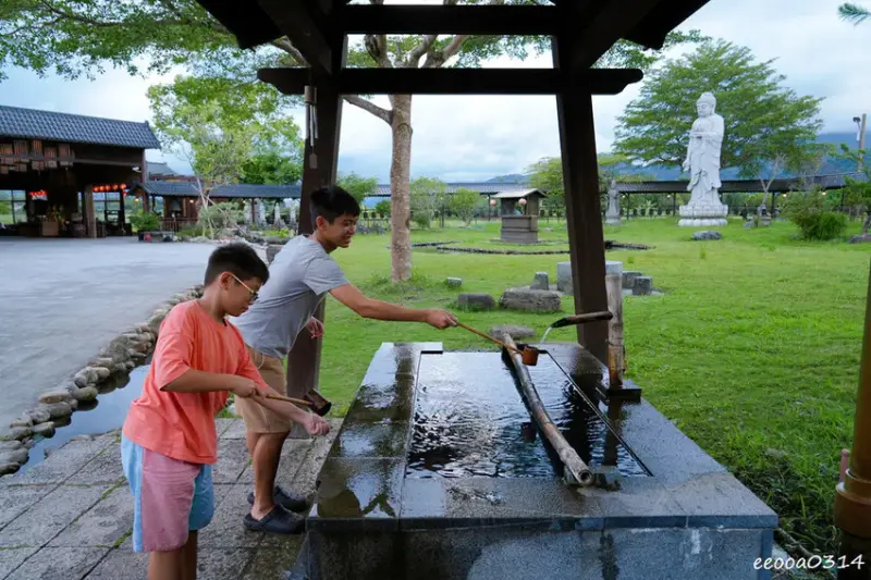 宜蘭咖啡廳「北后寺・聽水咖啡」，潺潺流水美景相伴，順遊絕美禪