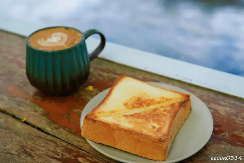 宜蘭咖啡廳「北后寺・聽水咖啡」，潺潺流水美景相伴，順遊絕美禪