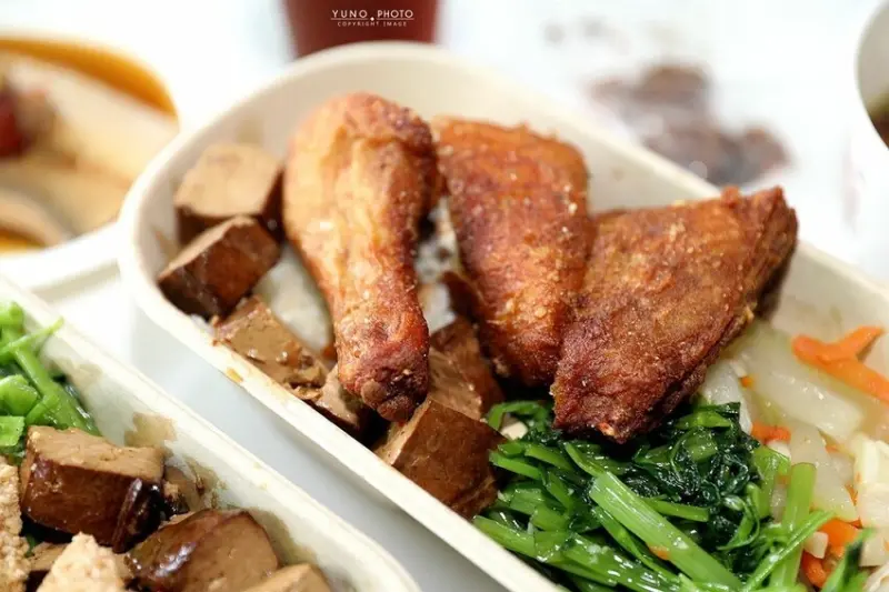 台中市西區藏身市場飄香25年！激推香酥雞腿、肉排飯 必喝熱騰騰排骨酥湯 還附海帶芽大骨湯、紅茶喝到飽｜一力發(台中