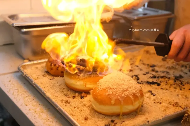 嘉義爆紅燒糖甜甜圈，炙燒火烤超爆餡！
