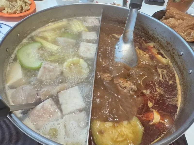 【台北萬華美食】詹記麻辣鍋西門店，經典鴨血必嚐，白菊狗汁一喝