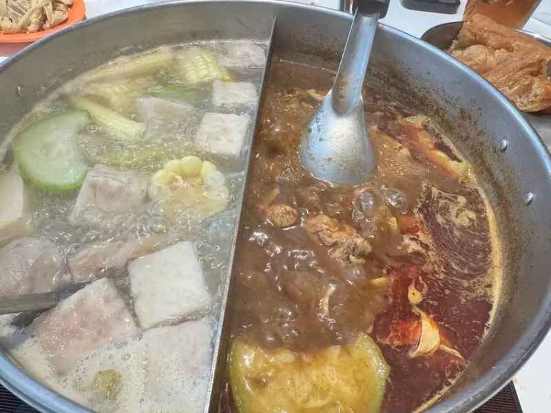 【台北萬華美食】詹記麻辣鍋西門店，經典鴨血必嚐，白菊狗汁一喝