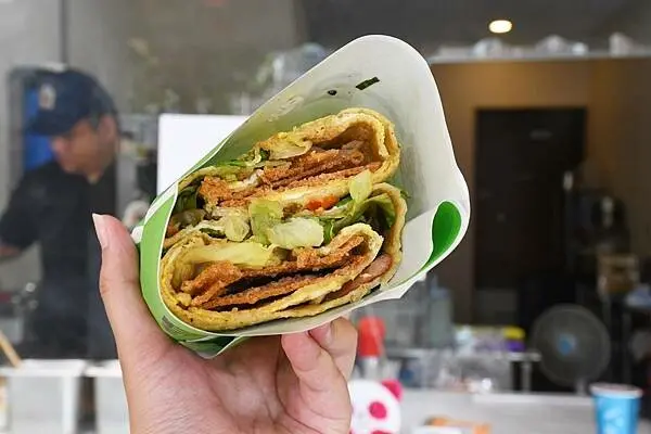 高雄市三民區你想像不到的特別的煎餅！來自天津的好美味【煎餅王煎餅果子】高雄煎餅果子推薦～結合台式創意吃法，散步美