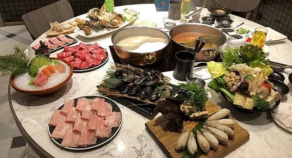 高雄美食【漢來大飯店10樓精緻海鮮火鍋】第一次吃到 超美味的天使玉米貝，季節限定 來自馬祖的淡菜，大份量的特賞雙人套餐