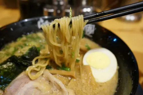 【台北】花月嵐拉麵(信義威秀店)-大蒜拳骨拉麵專家--踢小米食記