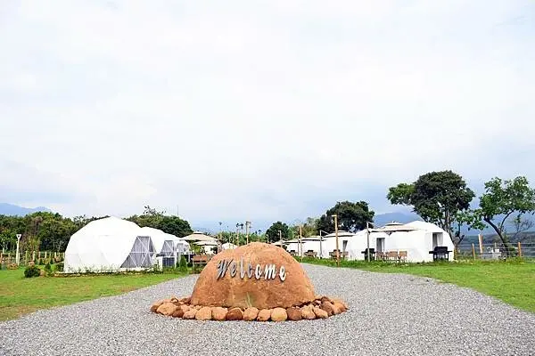 嘉義縣番路鄉嘉義全新開幕的免裝備懶人露營【歸樸森活】人來就好、享受5星級的住宿環境、7星級的衛浴設備！免開蜿蜒山路