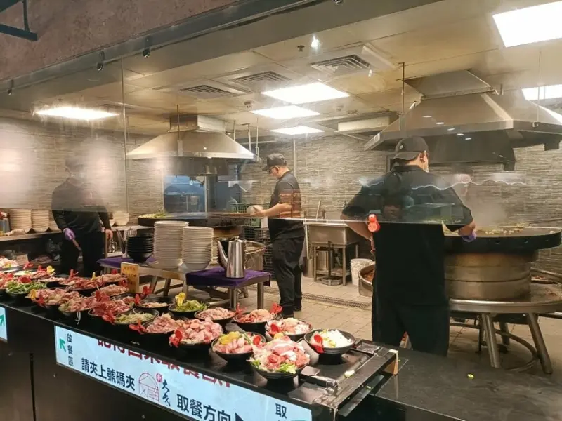 台北市萬華區台北西門町美食|新大戈壁蒙古烤肉~烤肉、火鍋、熱炒、蒸點、甜點、飲料、冰品通通吃到飽!平日最低只要499元